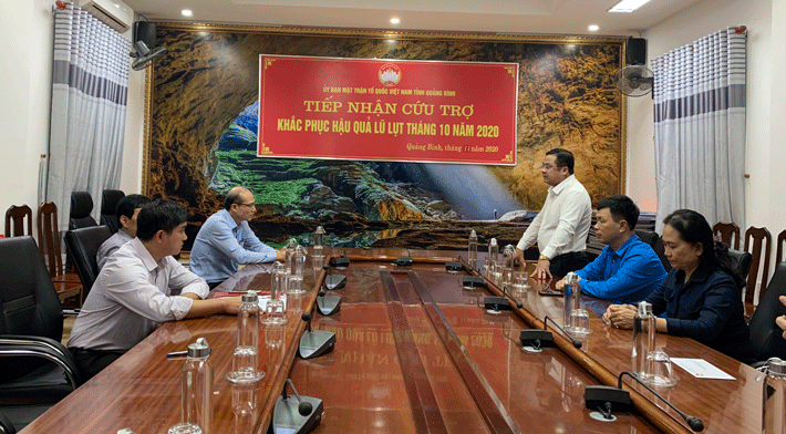 Đoàn công tác Vinachem đi thăm và tặng quà 4 tỉnh miền Trung