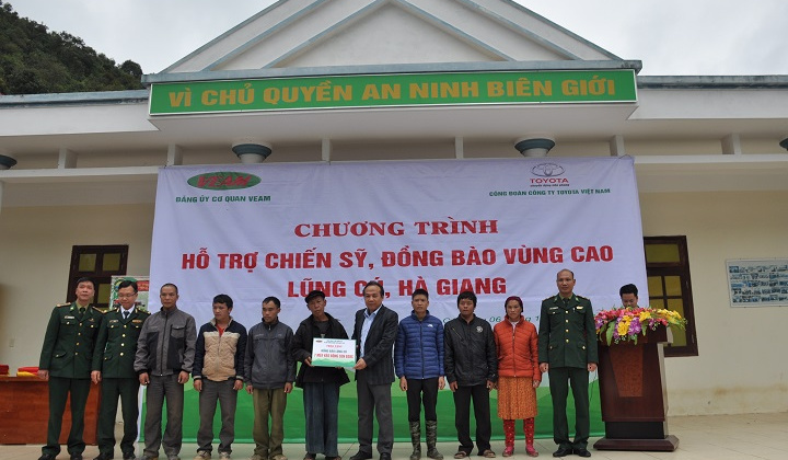 Tổng công ty VEAM trao tặng quà hỗ trợ chiến sỹ, đồng bào Lũng Cú