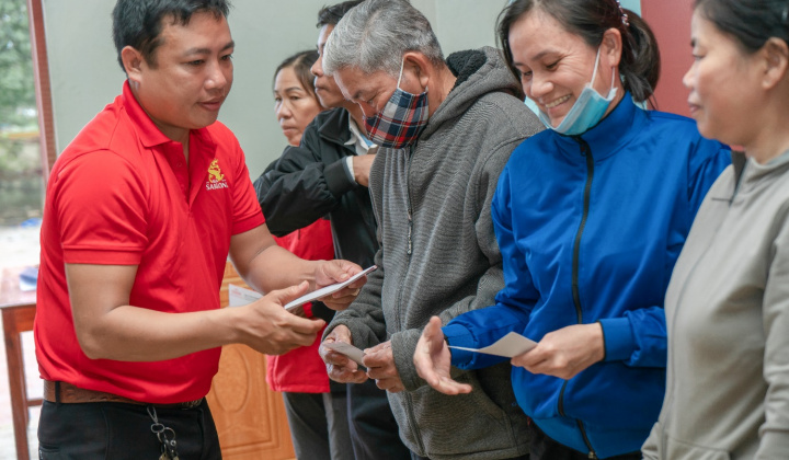 1 tỉ đồng từ Chương trình “Lên cùng Việt Nam” được trao cho người dân các tỉnh miền Trung bị ảnh hưởng bão lũ
