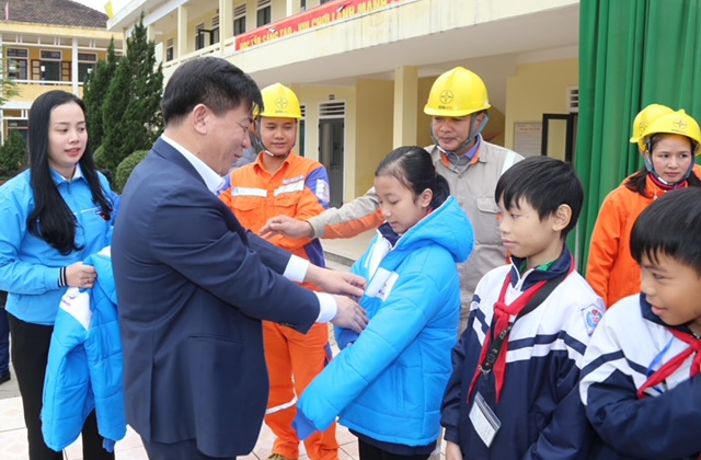 EVNNPC tri ân khách hàng tại vùng lũ Nghệ An, Hà Tĩnh với tổng giá trị 2,3 tỷ đồng