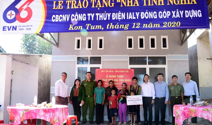 Công ty Thủy điện Ialy trao nhà tình nghĩa