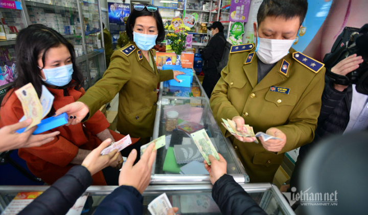 Phòng ngừa virus corona, QLTT cùng doanh nghiệp phát khẩu trang miễn phí cho người dân