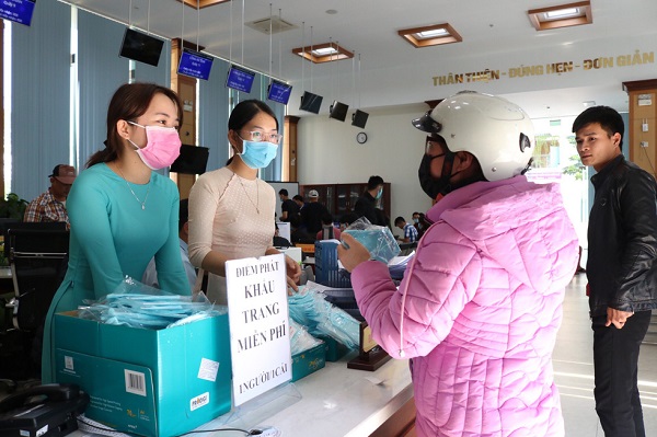 Doanh nghiệp dệt may tặng 70.000 khẩu trang vải kháng khuẩn cho người dân