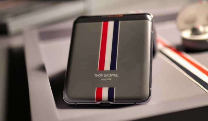 Đẹp như mơ phiên bản giới hạn Galaxy Z Flip Thom Browne Edition