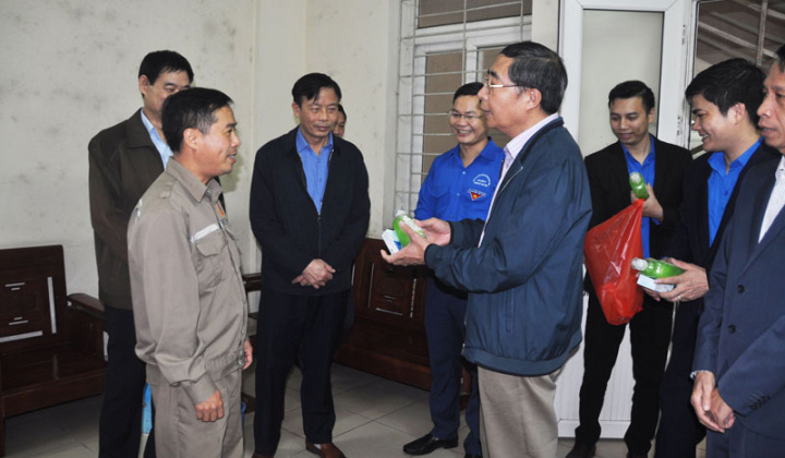 Đoàn Than Quảng Ninh: Phát miễn phí 1.000 bánh xà phòng và 350 chai nước rửa tay cho NLĐ Than Quang Hanh