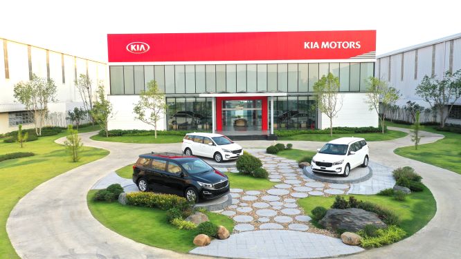 Thaco xuất khẩu 40 xe du lịch Kia Grand Carnival sang Thái Lan