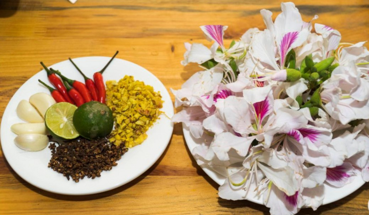 Lên Tây Bắc, thưởng thức các món ăn độc đáo từ hoa ban