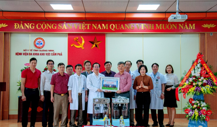 Công ty Than Thống Nhất - TKV thăm và tặng quà Bệnh viện Đa khoa khu vực Cẩm Phả