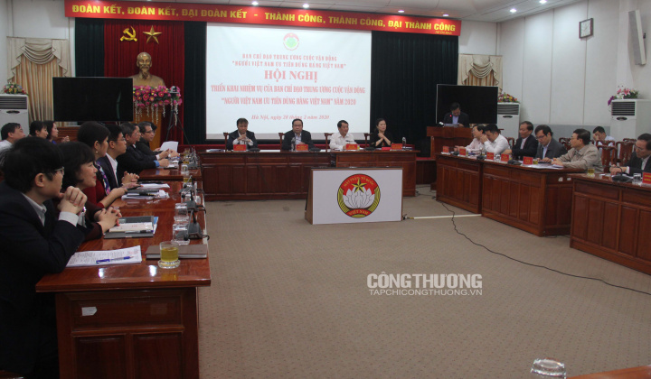 Chuyển từ “ưu tiên” sang thuyết phục người Việt Nam dùng hàng Việt Nam