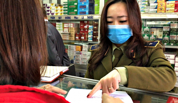 Khẩu trang, nước sát trùng vẫn khan hàng, giá biến động