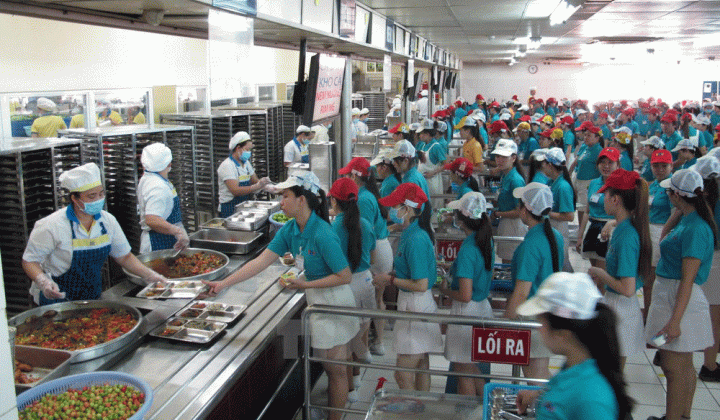Nguy cơ mất an toàn thực phẩm ở bếp ăn tập thể tại các khu công nghiệp ở mức cao