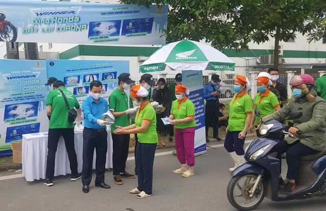 Hà Nội phát 30.000 khẩu trang và tờ rơi đến CNLĐ trong khu công nghiệp và chế xuất