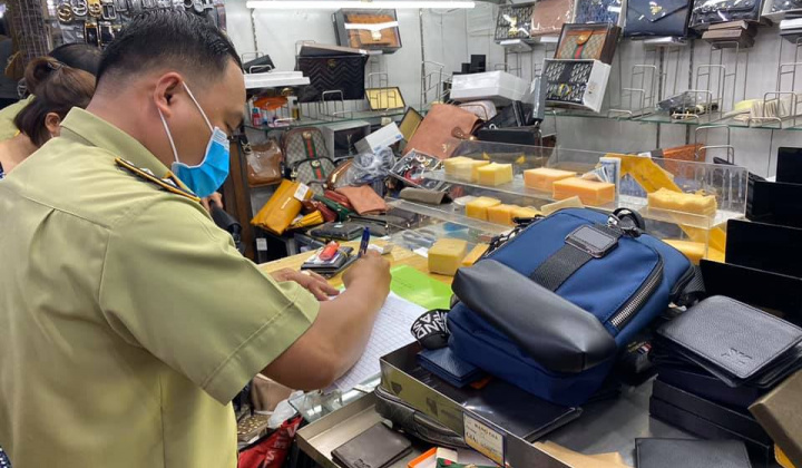 Tạm giữ 1.500 đơn vị sản phẩm hàng hóa có dấu hiệu giả mạo các nhãn hiệu