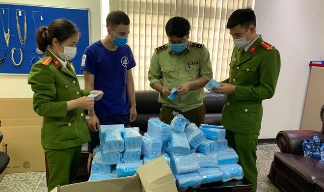 Xử phạt gần 160 triệu đồng trong 22 vụ vi phạm về khẩu trang ngày 12/3