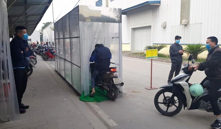 Phòng chống dịch COVID-19: Doanh nghiệp lắp buồng diệt khuẩn tự động cho công nhân