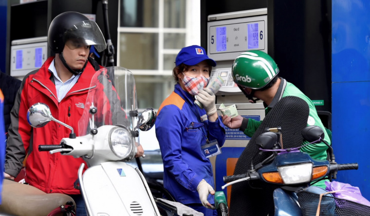 Ứng phó với đại dịch Covid-19, giá xăng dầu giảm mạnh