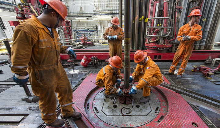 Giá dầu thô xuống dưới 30 USD/thùng, Ả-rập Xê-út chuẩn bị cho một cuộc chiến giá dầu kéo dài