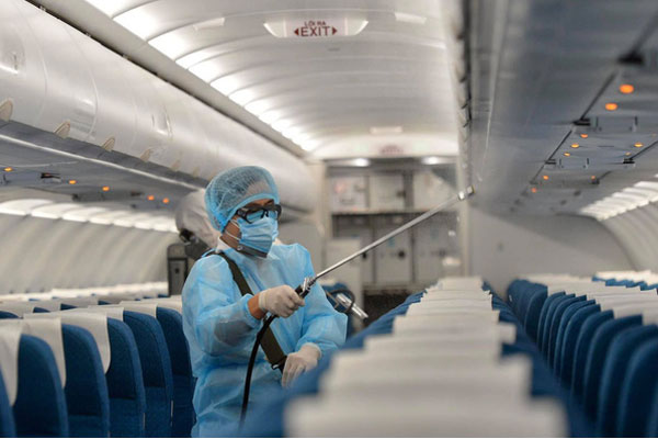 [Infographics] Thông báo khẩn về 8 chuyến bay có người mắc COVID-19