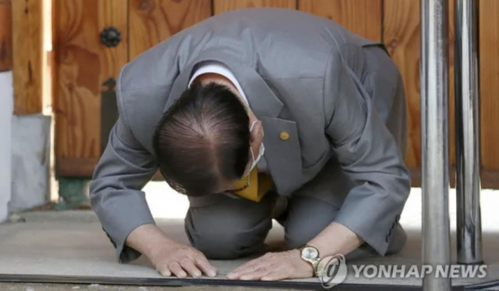 Giáo chủ Tân thiên địa quỳ gối xin lỗi người dân Hàn Quốc