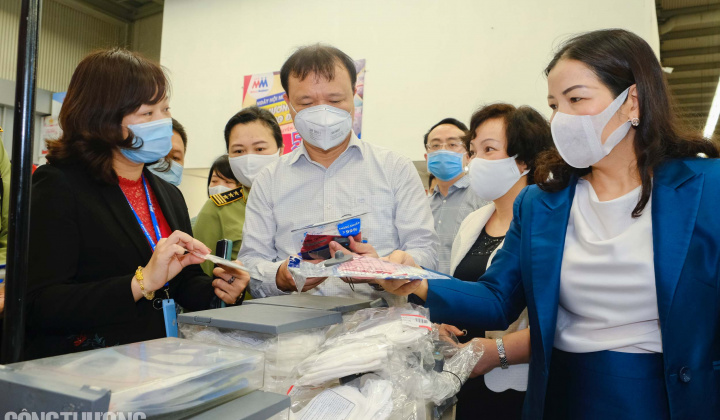 [Tin Ảnh] Thứ trưởng Đỗ Thắng Hải làm việc với Hà Nội về cung ứng hàng hóa trong dịch Covid-19