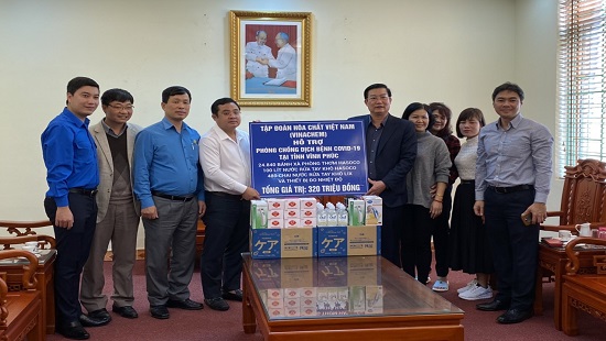 Hasoco trao tặng nước rửa tay khô cho bà con vùng dịch