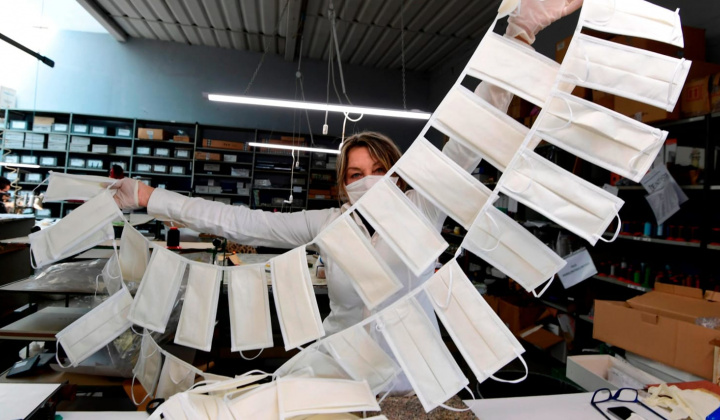 Ngành thời trang thế giới cùng chiến đấu với Covid-19