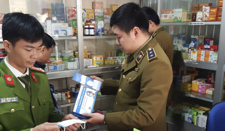 Xử lý 11 vụ vi phạm về khẩu trang trong ngày 25/3