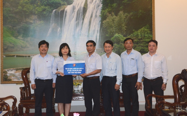 Chia sẻ 1 ngày lương ủng hộ công tác chống dịch Covid - 19