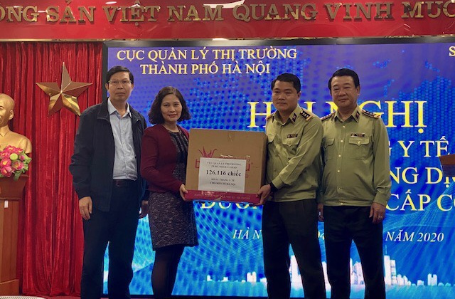 QLTT Hà Nội bàn giao 126.116 khẩu trang phòng chống Covid - 19