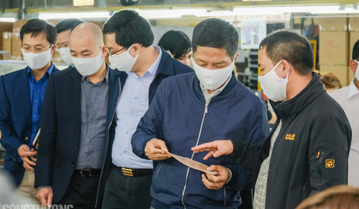 Bộ trưởng Trần Tuấn Anh kiểm tra thực tế hoạt động của doanh nghiệp da giầy, dệt may