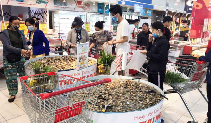 [TIN ẢNH] Hàng hóa thiết yếu đầy ắp tại Hà Nội, người dân bình tâm mua sắm