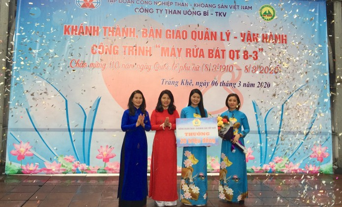 Than Uông Bí tặng chị em máy rửa bát nhân ngày 8/3