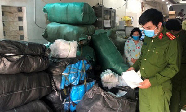 Quản lý thị trường Hà Nội: Phát hiện tụ điểm tập kết sản phẩm, vật tư y tế có dấu hiệu bất thường