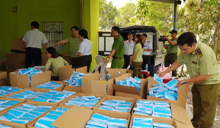 Liên tiếp phát hiện, xử lý những "công xưởng" sản xuất khẩu trang giả giữa đại dịch Covid-19
