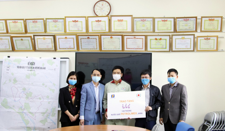 100 thùng nước giặt Jana, Petrolimex được gửi tặng đến người dân thôn Hạ Lôi