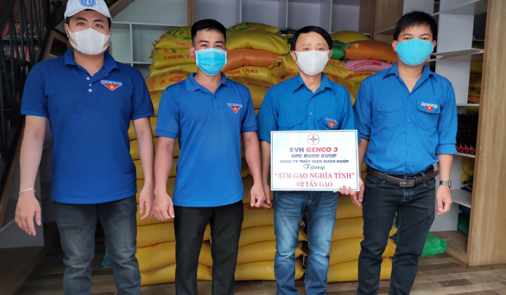 Công ty Thủy điện Buôn Kuốp ủng hộ máy ATM gạo