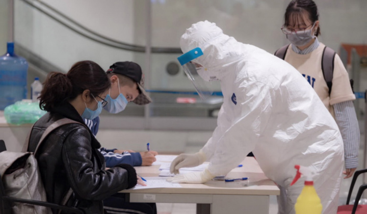 Thương vụ Đại sứ quán Việt Nam tại Singapore hỗ trợ công dân Việt bị ảnh hưởng Covid-19