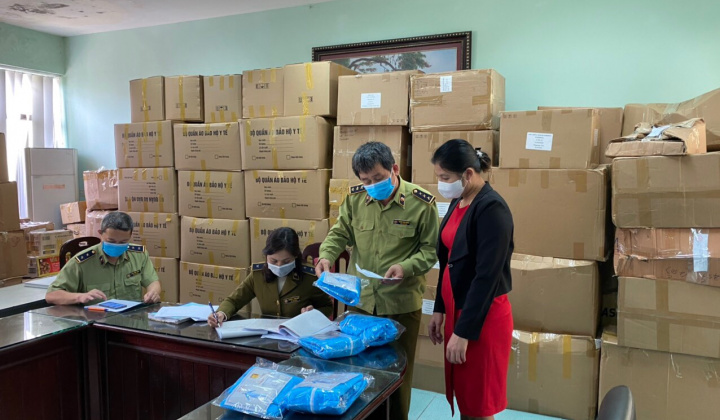 Thị trường 22/4: Hàng hóa dồi dào, nhiều cơ sở sản xuất thiết bị y tế giả bị khởi tố