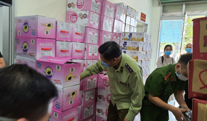 Hà Nội: Bắt giữ vụ vận chuyển 4 tấn bánh kẹo lậu không rõ nguồn gốc