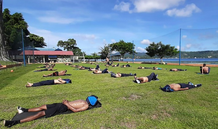 [Quốc tế nổi bật] Người dân Indonesia phơi nắng chống dịch