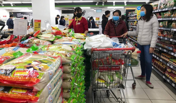 Thị trường ngày 3/4: Hàng tiêu dùng thiết yếu đầy ắp tại chợ, siêu thị, giá cả ổn định