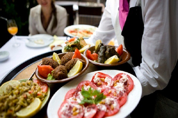 Chịu ảnh hưởng nặng nề, ngành dịch vụ ăn uống tìm cách vượt "bão" COVID-19