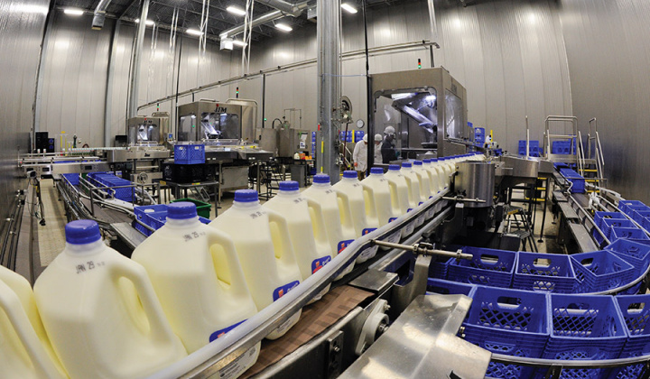 Giá sữa quốc tế tiếp tục giảm dưới tác động của đại dịch Covid-19