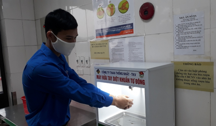 Tuổi trẻ Than Thống Nhất sáng chế thành công máy diệt khuẩn tay tự động