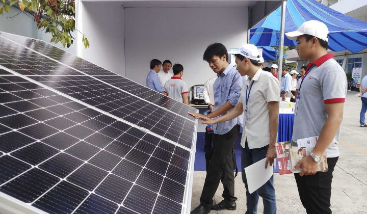 EVNSPC tăng cường hợp tác doanh nghiệp phát triển điện mặt trời áp mái