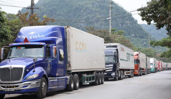 Xuất khẩu 866 xe hàng hóa sang Trung Quốc trong ngày 13/5