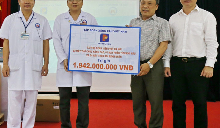 Petrolimex tặng Bệnh viện Phổi Hà Nội thiết bị y tế phòng, chống dịch COVID-19