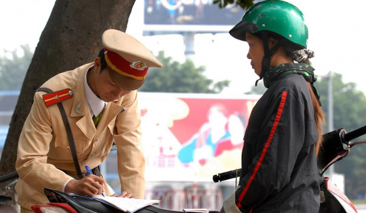 Năm 2020: Mức xử phạt lỗi không mang giấy tờ xe là bao nhiêu?