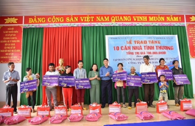 Công ty Nhôm Đắk Nông-TKV: Trao nhà tình thương trị giá 700 triệu đồng cho các hộ nghèo
