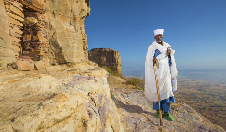 Nhà thờ cheo leo trên vách đá dựng đứng